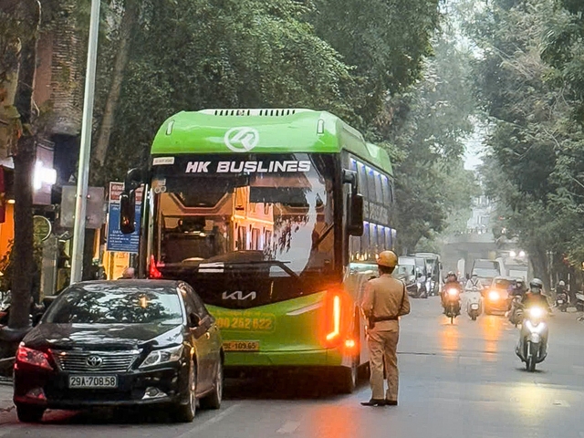 Tăng cường kiểm tra, xử lý xe khách trên 16 chỗ vào phố cổ Hà Nội- Ảnh 10.