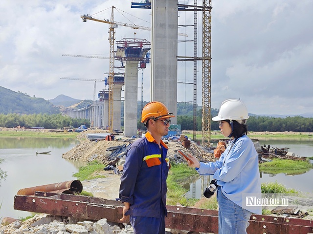 Là một trong những kỹ sư lành nghề chuyên phụ trách hạng mục lắp ráp dầm thép trên cao, ông Nguyễn Thế Toán – Đội cầu 9- Tổng công ty CP cầu 1 Thăng Long, cho hay: 