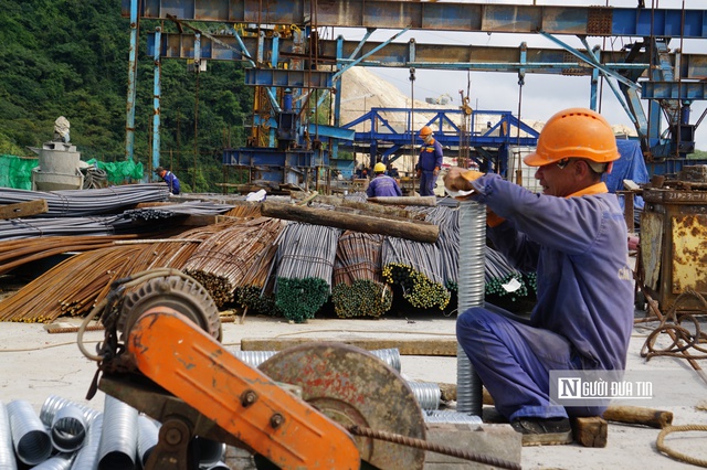 Công nhân đang thi công trên cầu Kỳ Lộ. Ảnh: Thu Dịu