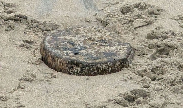 Vật thể trên bãi biển khiến đội xử lý bom phải ra quân. (Ảnh: Lyme Regis Coastguard)