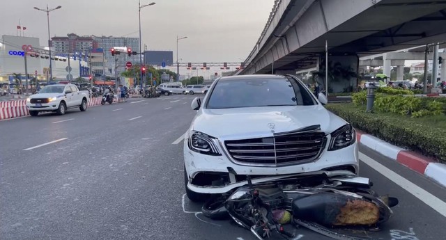 Vụ xe Mercedes tông hàng loạt xe máy: Một nạn nhân tử vong- Ảnh 1.