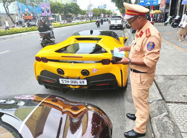 Vụ đoàn "siêu xe" vượt đèn đỏ ở Đà Nẵng: Phạt 167 triệu đồng, tạm giữ 11 giấy phép lái xe- Ảnh 1.