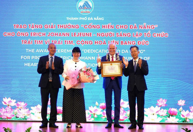 Ông Nguyễn Văn Quảng, Bí thư Thành ủy Đà Nẵng, trao giải thưởng “Cống hiến cho Đà Nẵng” cho Gs. Erich Lejeune vì những đóng góp to lớn của vợ chồng ông đối với thành phố Đà Nẵng.