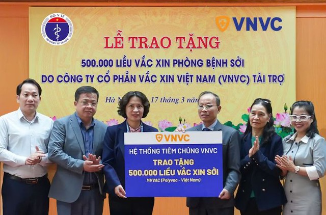 Hệ thống tiêm chủng VNVC trao tặng Bộ Y tế 500.000 mũi vắc xin sởi- Ảnh 1.