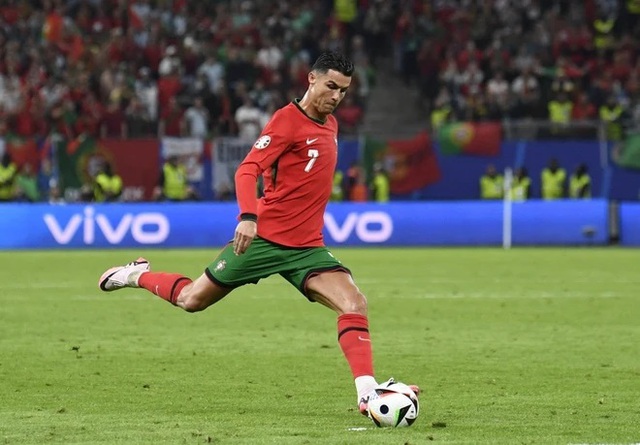 Ronaldo tiếp tục là trung tâm trong đội hình Bồ Đào Nha đối đầu Đan Mạch tại UEFA Nations League. (Ảnh: Reuters)