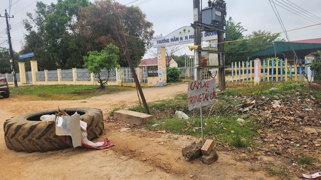 Vì sao xe chở đá thi công cao tốc Khánh Hòa – Buôn Ma Thuột bị người dân chặn đường?- Ảnh 2.