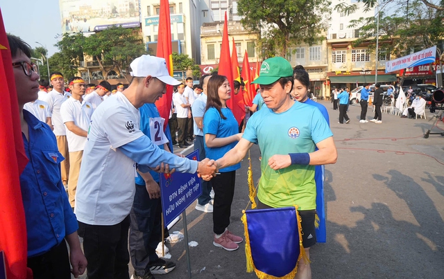 Hơn 10.000 người chạy vì Hải Phòng xanh, văn minh và thân thiện- Ảnh 1.