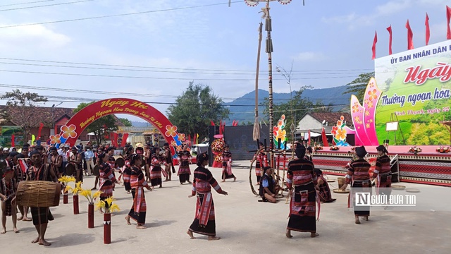 Du khách được hòa mình vào không gian sinh hoạt cồng chiêng, tham gia lễ hội mừng cốm lúa mới của người Bana K'riêm ở Vĩnh Thạnh trong tour du lịch. Ảnh: Thu Dịu