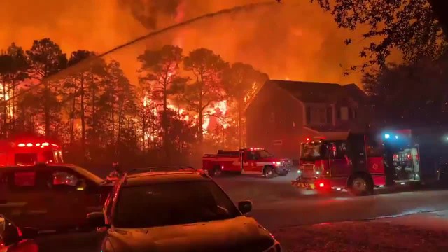 Cháy rừng dữ dội tại khu vực Carolina Forest, Nam Carolina, Mỹ.