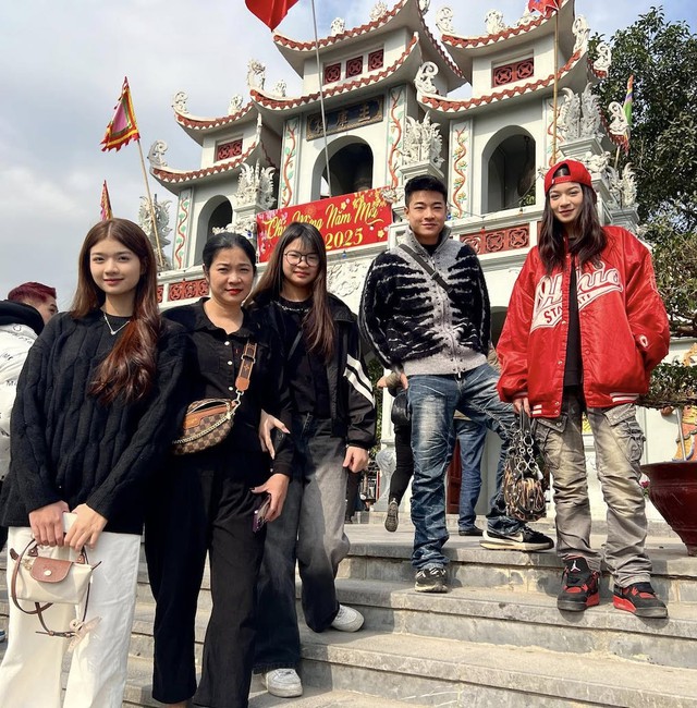 Ở tuổi 60 diễn viên Võ Hoài Nam hạnh phúc bên vợ kém 12 tuổi, 2 con theo nghề bố- Ảnh 4. Ở tuổi 60 diễn viên Võ Hoài Nam hạnh phúc bên vợ kém 12 tuổi, 2 con theo nghề bố- Ảnh 4.