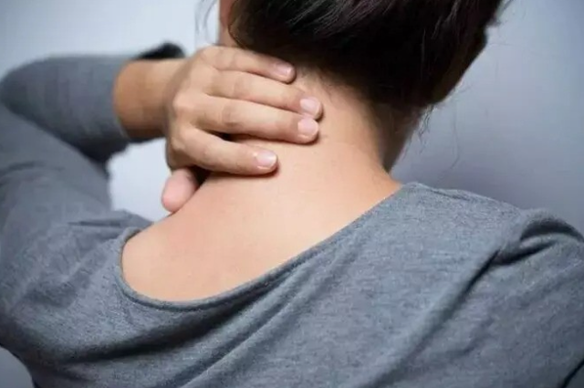 Đi massage cổ vai gáy, người phụ nữ bị tê liệt cánh tay, phải nhập viện- Ảnh 1. Đi massage cổ vai gáy, người phụ nữ bị tê liệt cánh tay, phải nhập viện- Ảnh 1.