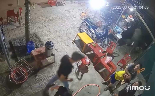 Làm rõ video người phụ nữ ném vật cứng trúng vào đầu khiến cháu bé nhập viện- Ảnh 1.