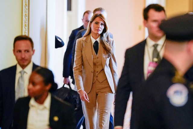 Đệ nhất phu nhân Melania Trump thay đổi phong cách khi trở lại Nhà Trắng- Ảnh 2. Đệ nhất phu nhân Melania Trump thay đổi phong cách khi trở lại Nhà Trắng- Ảnh 2.