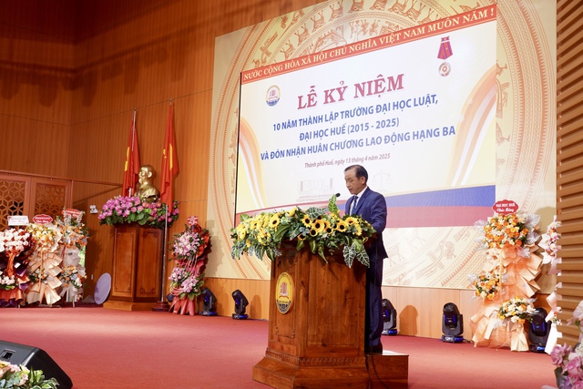 Huế: Trường Đại học Luật đón nhận Huân chương Lao động hạng Ba tại lễ kỷ niệm 10 năm thành lập- Ảnh 1. Huế: Trường Đại học Luật đón nhận Huân chương Lao động hạng Ba tại lễ kỷ niệm 10 năm thành lập- Ảnh 1.