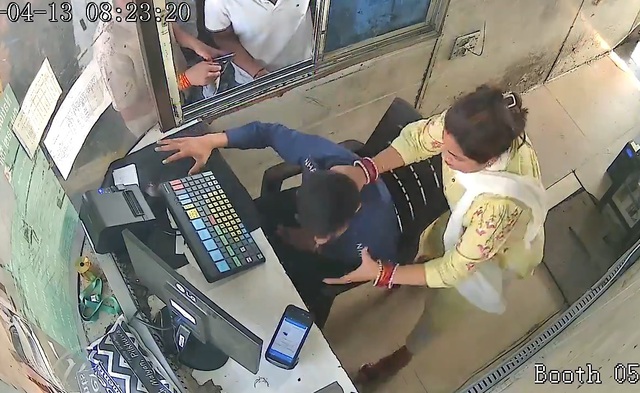 Người phụ nữ tát nhân viên trạm thu phí 7 cái trong 4 giây- Ảnh 1. Người phụ nữ tát nhân viên trạm thu phí 7 cái trong 4 giây- Ảnh 1.
