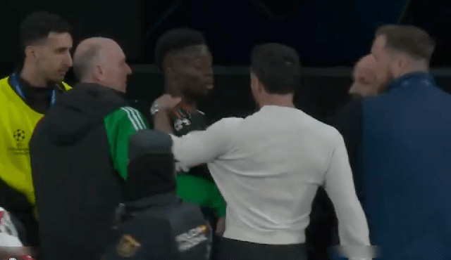 Saka của Arsenal bị Dani Carvajal túm cổ. (Ảnh: TNT SPORTS)