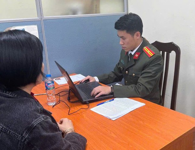 Xử phạt người phụ nữ livestream sai sự thật tại trụ sở CSGT- Ảnh 1. Xử phạt người phụ nữ livestream sai sự thật tại trụ sở CSGT- Ảnh 1.