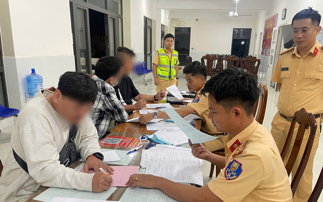 Xử lý 2 du khách buông tay khi điều khiển mô tô phân khối lớn- Ảnh 1.
