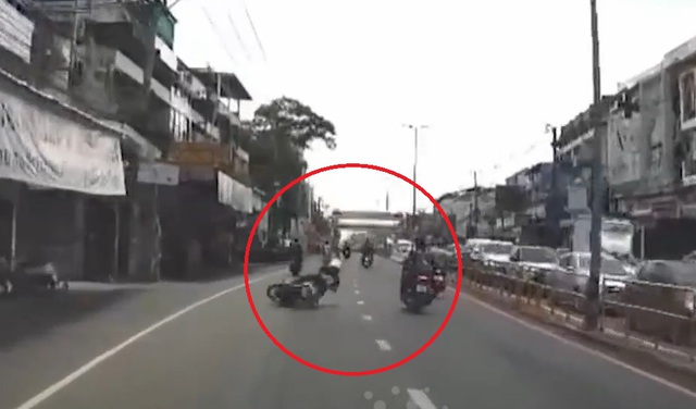 Người đàn ông vung chân đạp ngã người đi xe máy trên phố- Ảnh 1. Người đàn ông vung chân đạp ngã người đi xe máy trên phố- Ảnh 1.