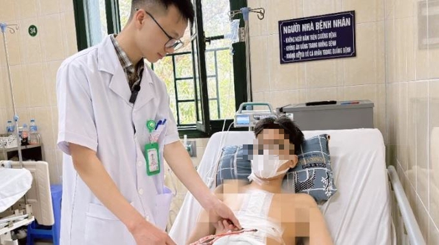Cứu sống nam thanh niên bị dị vật kim loại tự chế đâm thấu tim- Ảnh 1. Cứu sống nam thanh niên bị dị vật kim loại tự chế đâm thấu tim- Ảnh 1.