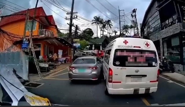 Taxi chặn đường xe cứu thương khiến bệnh nhân cấp cứu tử vong- Ảnh 1. Taxi chặn đường xe cứu thương khiến bệnh nhân cấp cứu tử vong- Ảnh 1.