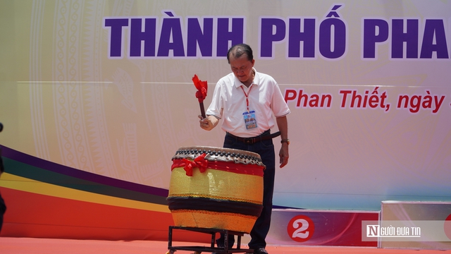 Du khách thích thú với Giải đua thuyền chào mừng 50 năm Ngày giải phóng miền Nam ở Bình Thuận- Ảnh 4. Du khách thích thú với Giải đua thuyền chào mừng 50 năm Ngày giải phóng miền Nam ở Bình Thuận- Ảnh 4.