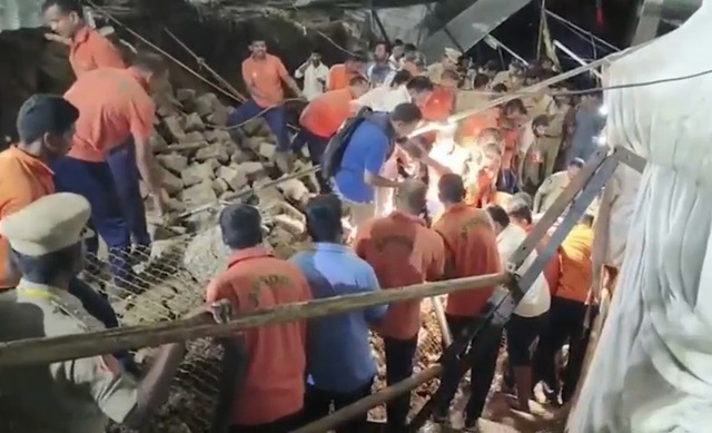 Bức tường dài hơn 6 mét bất ngờ đổ sập khiến 8 người tử vong- Ảnh 1. Bức tường dài hơn 6 mét bất ngờ đổ sập khiến 8 người tử vong- Ảnh 1.