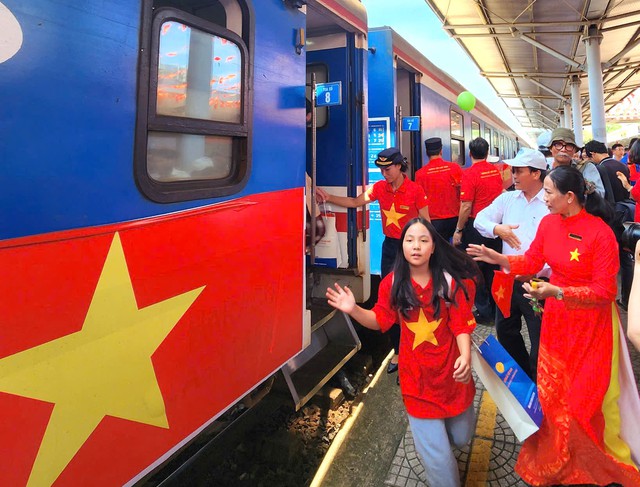 Đoàn tàu Thống Nhất: Hành trình nối liền Bắc – Nam trong ngày hội đất nước- Ảnh 3. Đoàn tàu Thống Nhất: Hành trình nối liền Bắc – Nam trong ngày hội đất nước- Ảnh 3.