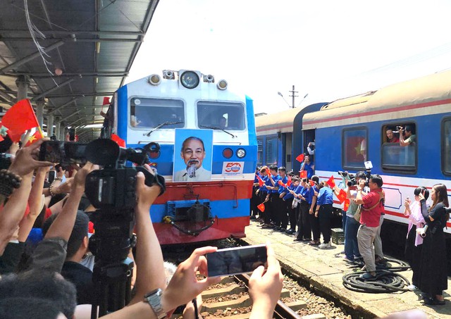Đoàn tàu Thống Nhất: Hành trình nối liền Bắc – Nam trong ngày hội đất nước- Ảnh 1. Đoàn tàu Thống Nhất: Hành trình nối liền Bắc – Nam trong ngày hội đất nước- Ảnh 1.