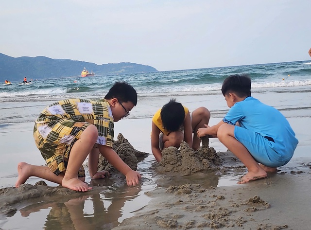 Tại bãi biển Mỹ Khê, anh Lê Thành Trung (du khách từ Hà Nội) cho biết: “Ban đầu định đưa con ra biển một lát rồi đi tiếp Bà Nà, nhưng cháu thích tắm quá nên cả nhà ở lại. Nước sạch, sóng vừa phải, bãi biển đông nhưng vẫn thoáng”. Không chỉ du khách trong nước, nhiều người nước ngoài cũng dành lời khen cho trải nghiệm tại Đà Nẵng. “Tôi thích sự tự nhiên và yên bình nơi đây. Dù đông đúc nhưng không bị xô bồ. Người dân cũng rất thân thiện”, chị Natasha Hill (Anh) nói khi đang thư giãn tại bãi Phạm Văn Đồng.