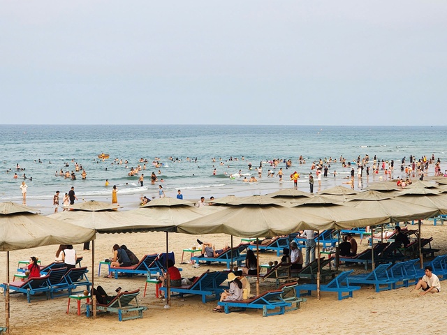 Thời tiết trong kỳ nghỉ năm nay cũng thuận lợi, ban ngày có nắng nhẹ, tối mát mẻ. Nhờ vậy, nhiều gia đình chọn lưu lại lâu hơn để vừa tham quan di tích, vừa kết hợp nghỉ dưỡng và tắm biển.