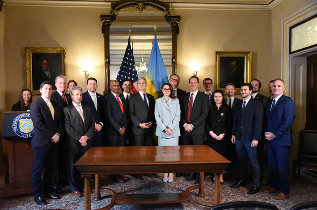 Thỏa thuận khoáng sản Ukraine-Mỹ ràng buộc ông Trump với Kiev- Ảnh 1. Thỏa thuận khoáng sản Ukraine-Mỹ ràng buộc ông Trump với Kiev- Ảnh 1.