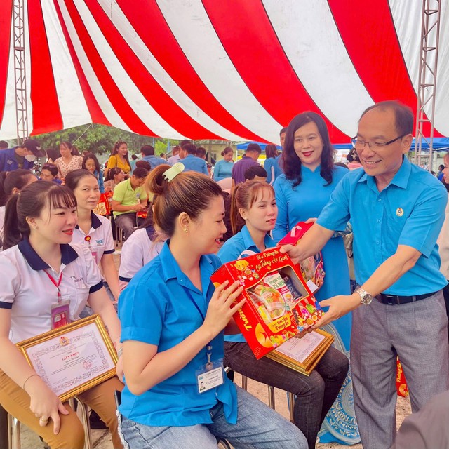 Bình Phước: Sôi nổi lễ khởi động tháng công nhân 2025- Ảnh 2. Bình Phước: Sôi nổi lễ khởi động tháng công nhân 2025- Ảnh 2.