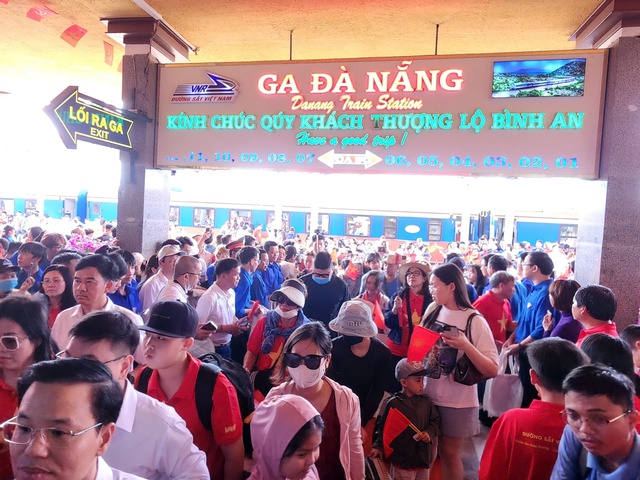 "Biển người" đổ về Đà Nẵng dịp lễ 30/4 – 1/5- Ảnh 15.