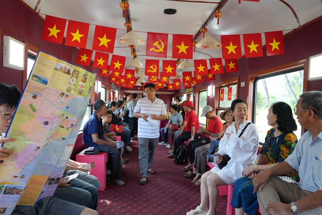 Du khách thích thú với trải nghiệm mới lạ trên chuyến tàu du lịch ở Bình Định- Ảnh 7. Du khách thích thú với trải nghiệm mới lạ trên chuyến tàu du lịch ở Bình Định- Ảnh 7.