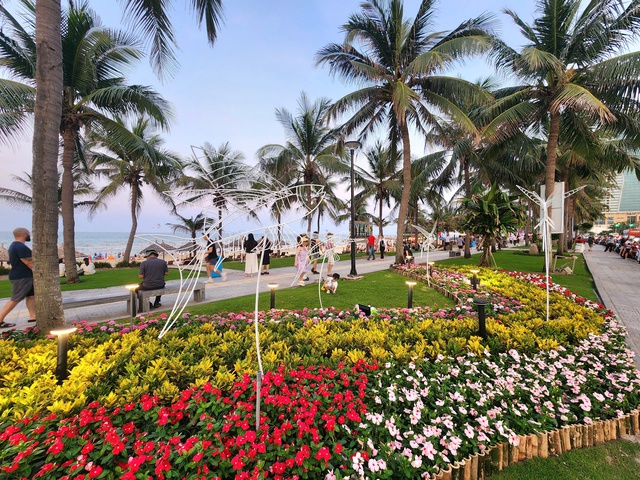 Đây là năm thứ hai thành phố tổ chức đường hoa biển với sự phối hợp giữa chính quyền và các cơ sở kinh doanh ven biển.