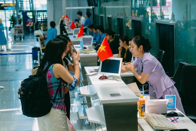 Thông tin từ Cảng Hàng không quốc tế Đà Nẵng cho biết, trong 5 ngày lễ, thành phố dự kiến đón khoảng 692 chuyến bay, tăng 16% so với năm 2024, trung bình gần 138 chuyến mỗi ngày. Trong đó, có 285 chuyến bay quốc tế (tăng 10%) và 407 chuyến nội địa (tăng 21%).
