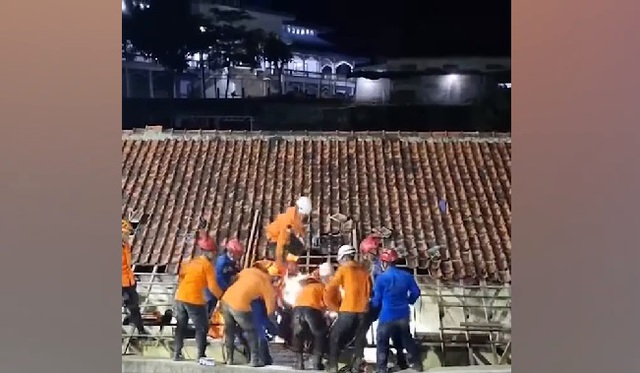 Tường bể bơi bất ngờ đổ sập khiến 4 học sinh tử vong- Ảnh 1. Tường bể bơi bất ngờ đổ sập khiến 4 học sinh tử vong- Ảnh 1.