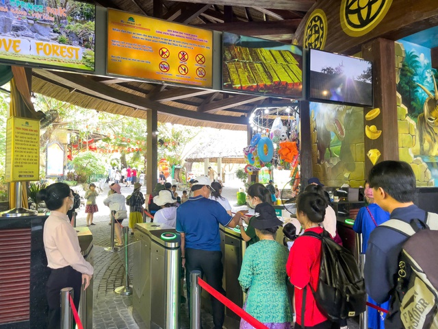 Cùng với không gian biển, các khu vui chơi và điểm lưu trú cũng ghi nhận lượng khách tăng cao. Nhiều nơi kín phòng trong ngày đầu lễ.