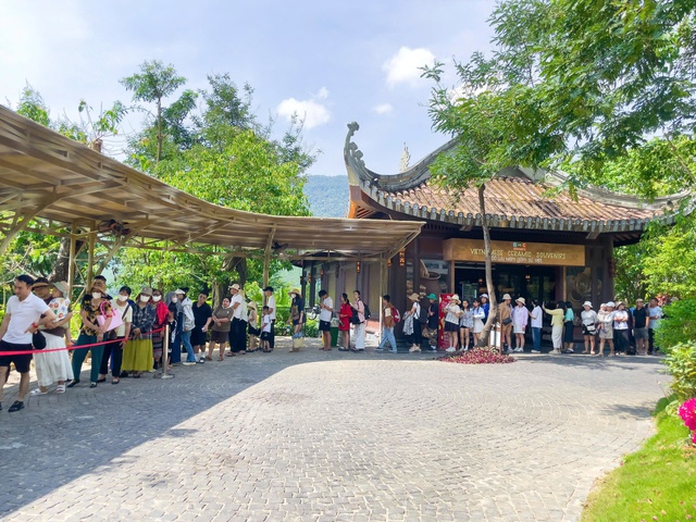 Tại Công viên suối khoáng nóng Núi Thần Tài, khoảng 5.000 lượt khách đến tắm khoáng và lưu trú trong ngày 30/4, công suất phòng đạt 100%. Số lượng khách cũng tăng nhanh trong ngày 1/5.