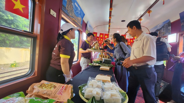 Du khách thích thú với trải nghiệm mới lạ trên chuyến tàu du lịch ở Bình Định- Ảnh 2. Du khách thích thú với trải nghiệm mới lạ trên chuyến tàu du lịch ở Bình Định- Ảnh 2.