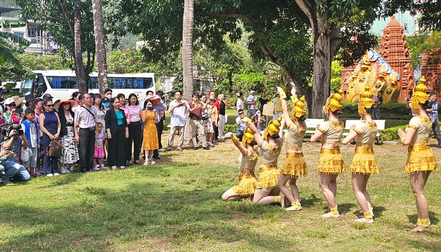 Du khách thích thú với trải nghiệm mới lạ trên chuyến tàu du lịch ở Bình Định- Ảnh 5. Du khách thích thú với trải nghiệm mới lạ trên chuyến tàu du lịch ở Bình Định- Ảnh 5.