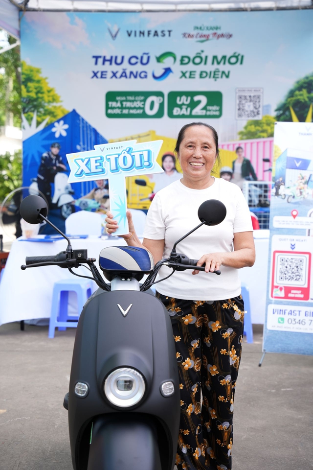 VinFast “phủ xanh” khu công nghiệp tại Bình Dương: Công nhân chen chân lái thử xe máy điện, nhiều người chốt đơn “trong 1 nốt nhạc”- Ảnh 6. VinFast “phủ xanh” khu công nghiệp tại Bình Dương: Công nhân chen chân lái thử xe máy điện, nhiều người chốt đơn “trong 1 nốt nhạc”- Ảnh 6.