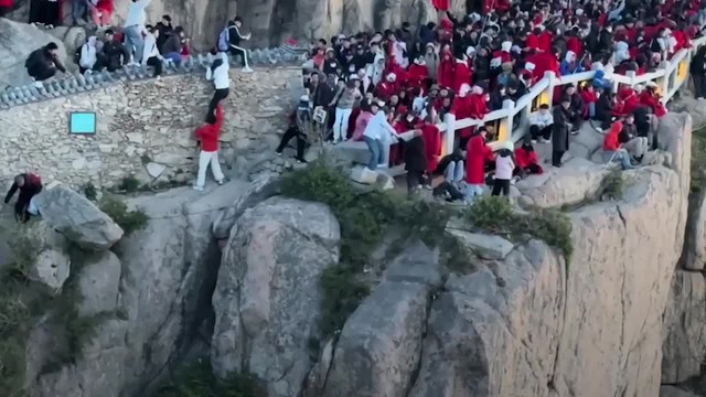 cặp đôi tìm đường tắt tránh xếp hang. cặp đôi tìm đường tắt tránh xếp hang.