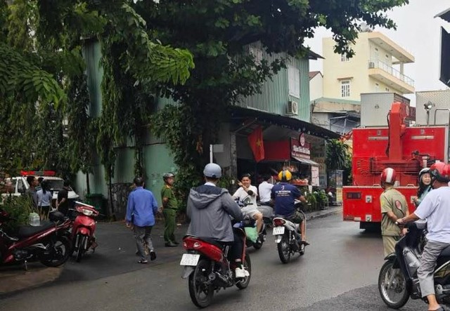 Sau tiếng nổ lớn, 3 người thương vong trong căn nhà trọ ở Tp.HCM- Ảnh 1. Sau tiếng nổ lớn, 3 người thương vong trong căn nhà trọ ở Tp.HCM- Ảnh 1.