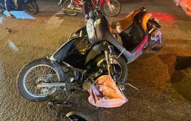Xe cứu thương vượt đèn đỏ, tông tử vong người phụ nữ đi xe máy- Ảnh 1. Xe cứu thương vượt đèn đỏ, tông tử vong người phụ nữ đi xe máy- Ảnh 1.