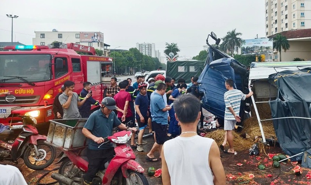 Người dân xứ Nghệ giải cứu hàng tấn dưa hấu cho tài xế xe tải sau tai nạn- Ảnh 1. Người dân xứ Nghệ giải cứu hàng tấn dưa hấu cho tài xế xe tải sau tai nạn- Ảnh 1.