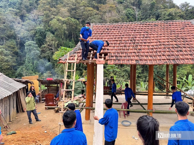 Cõng vật liệu lên đồi núi, chung tay giúp đỡ các hộ nghèo xóa nhà tạm bợ- Ảnh 5. Cõng vật liệu lên đồi núi, chung tay giúp đỡ các hộ nghèo xóa nhà tạm bợ- Ảnh 5.