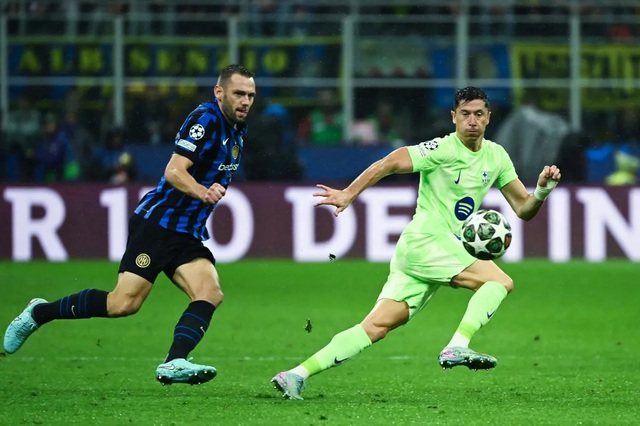 Robert Lewandowski (phải) đang là tiền đạo chủ lực của Barca. (Getty Images) Robert Lewandowski (phải) đang là tiền đạo chủ lực của Barca. (Getty Images)