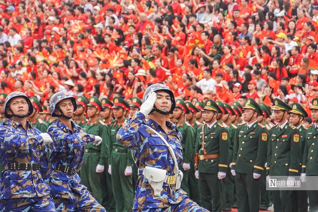 Hải Phòng: Hàng vạn người chen chân xem Diễu hành quần chúng- Ảnh 1. Hải Phòng: Hàng vạn người chen chân xem Diễu hành quần chúng- Ảnh 1.